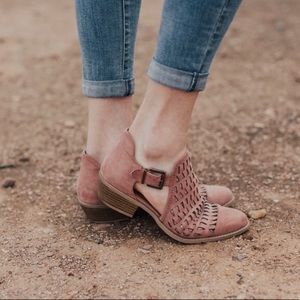 Mauve Cut Out Shoes - Size 9, but fits size 10.